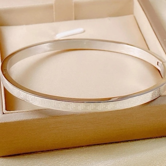 stainless steel detailed bangle bracelet - Picture 2 of 5